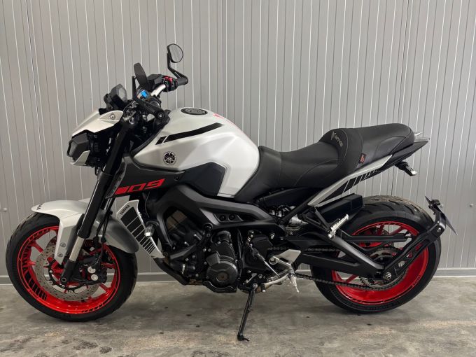 YAMAHA MT-09 4