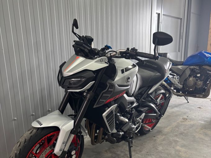 YAMAHA MT-09 4