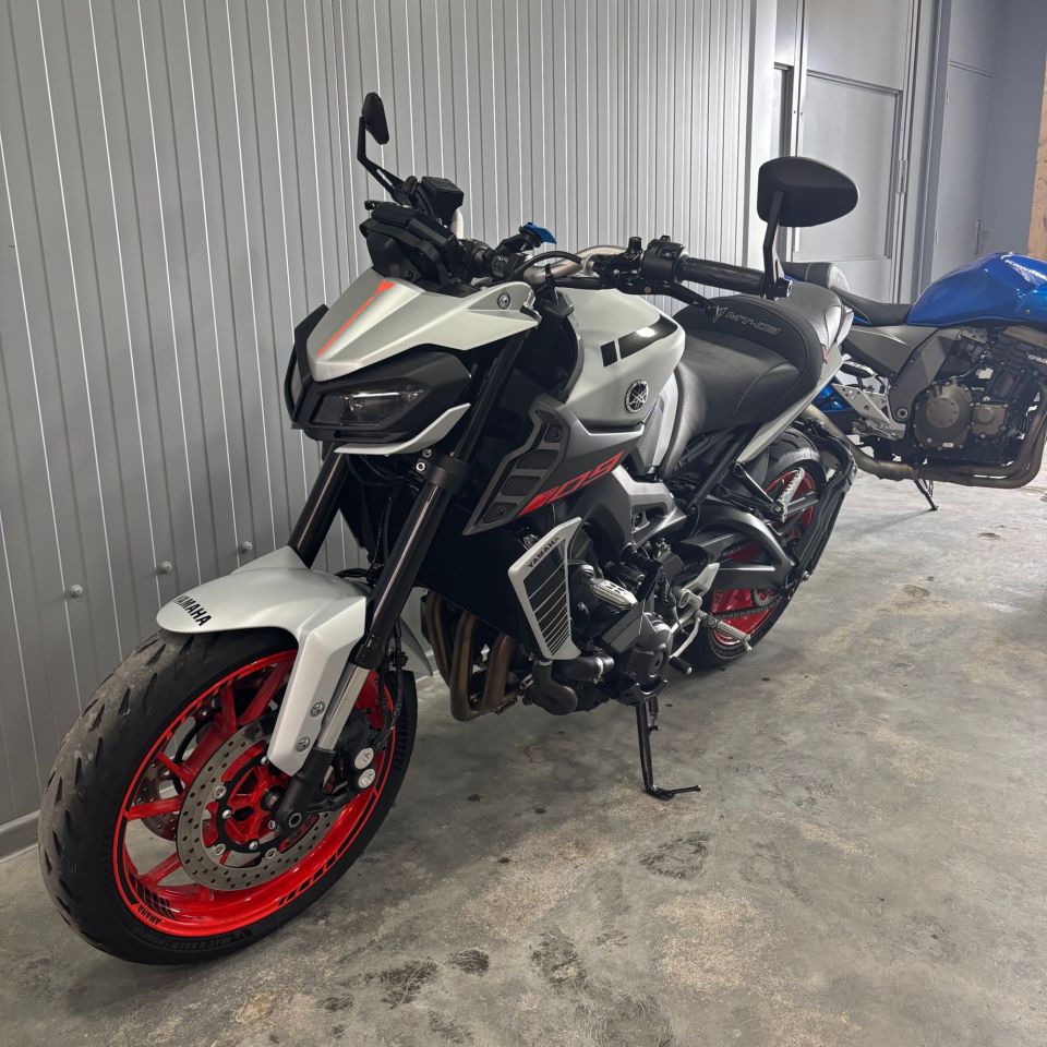 YAMAHA MT-09 4