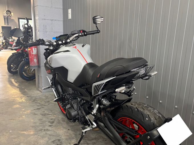 YAMAHA MT-09 4
