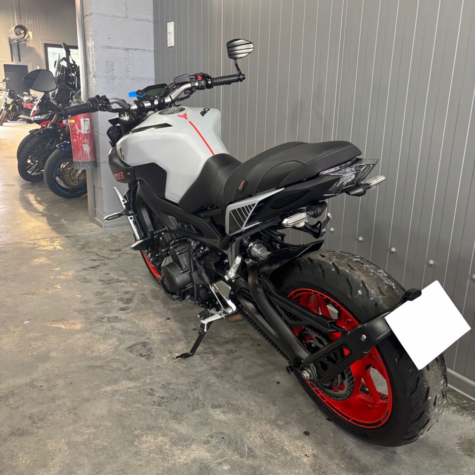 YAMAHA MT-09 4