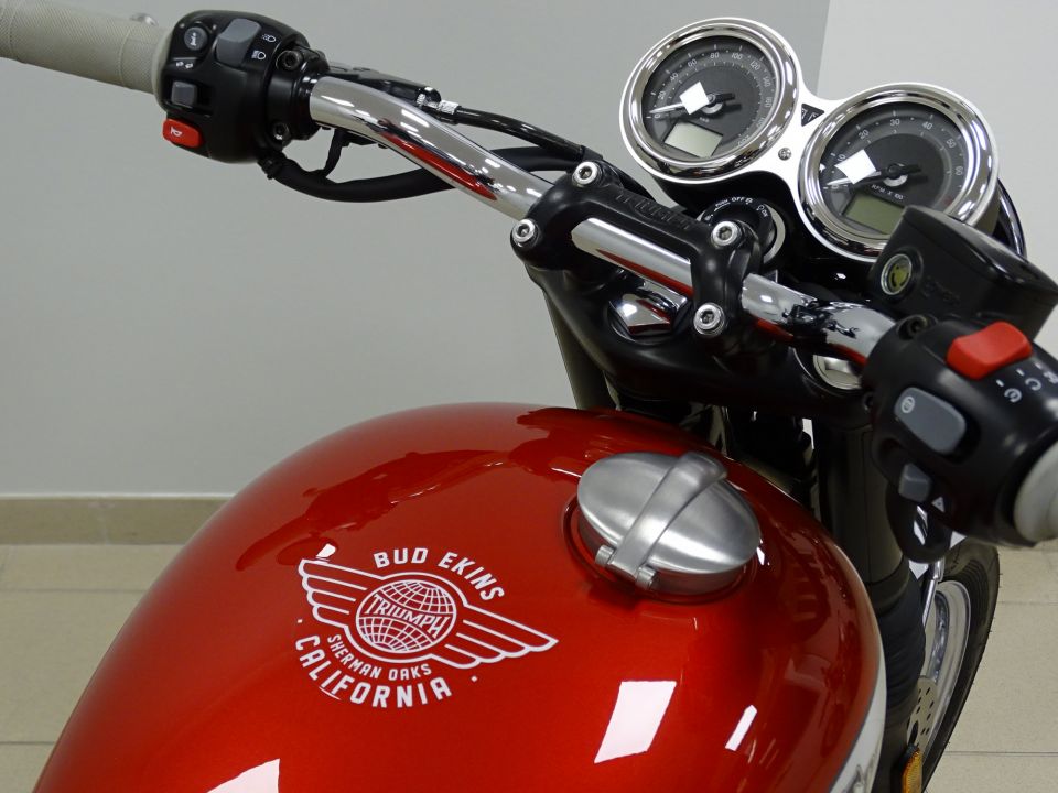 TRIUMPH BONNEVILLE T120 4