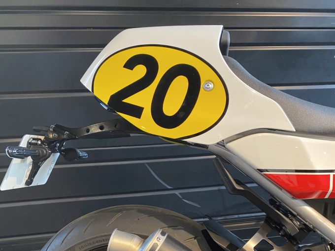 YAMAHA XSR 900 GP 4