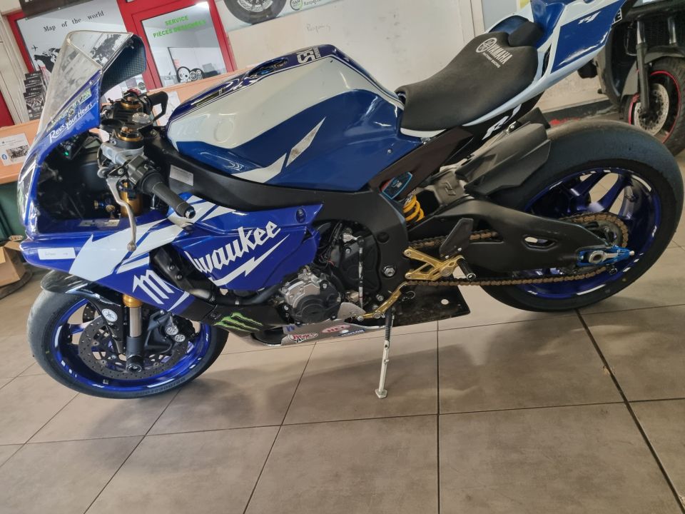 YAMAHA YZF 1000 R1 4