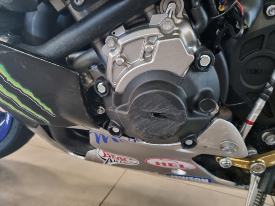 YAMAHA YZF 1000 R1 4