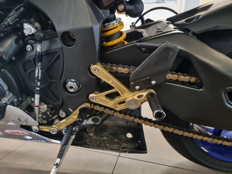 YAMAHA YZF 1000 R1 4