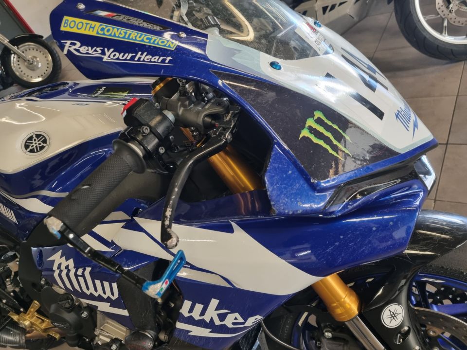 YAMAHA YZF 1000 R1 4