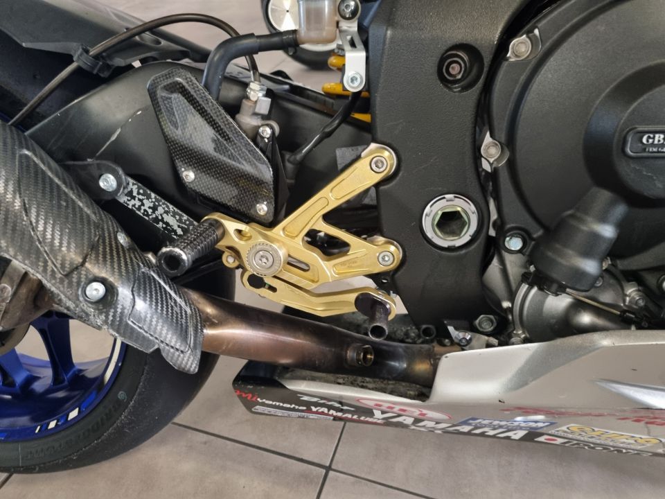 YAMAHA YZF 1000 R1 4