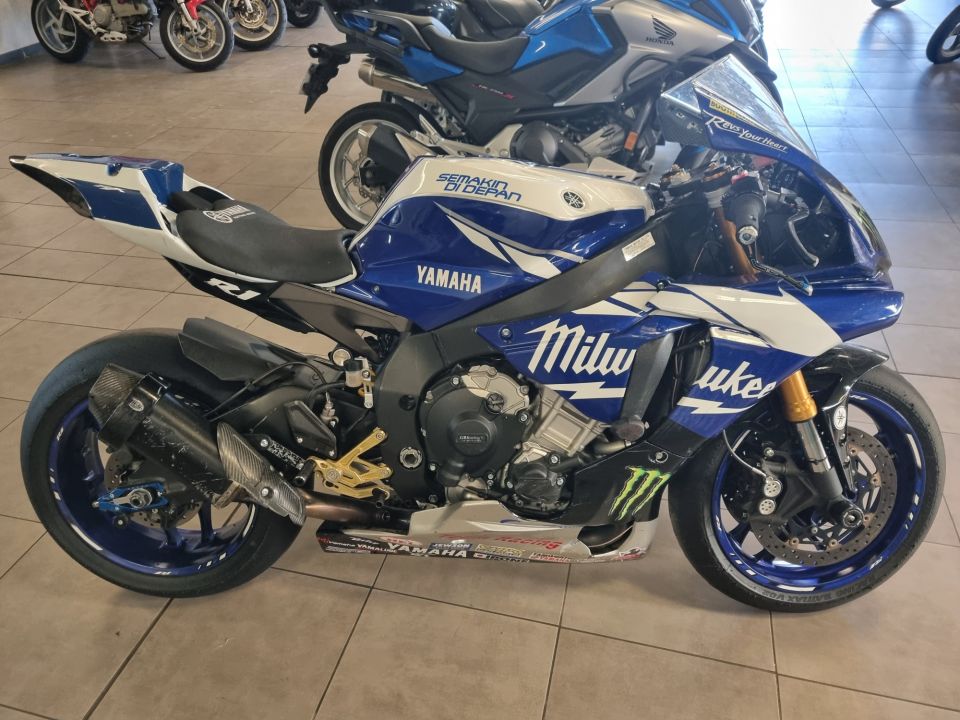YAMAHA YZF 1000 R1 4