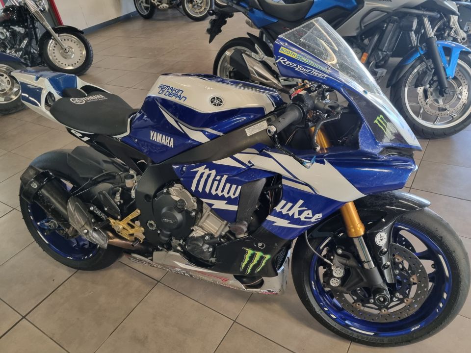 YAMAHA YZF 1000 R1 4