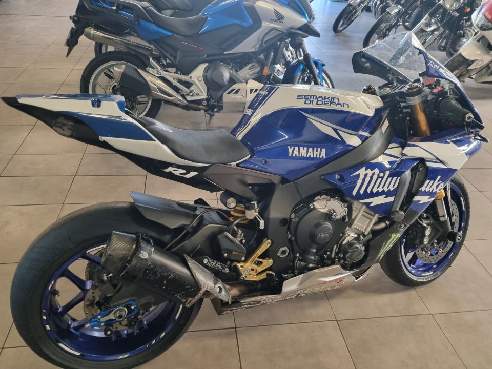 YAMAHA YZF 1000 R1 4