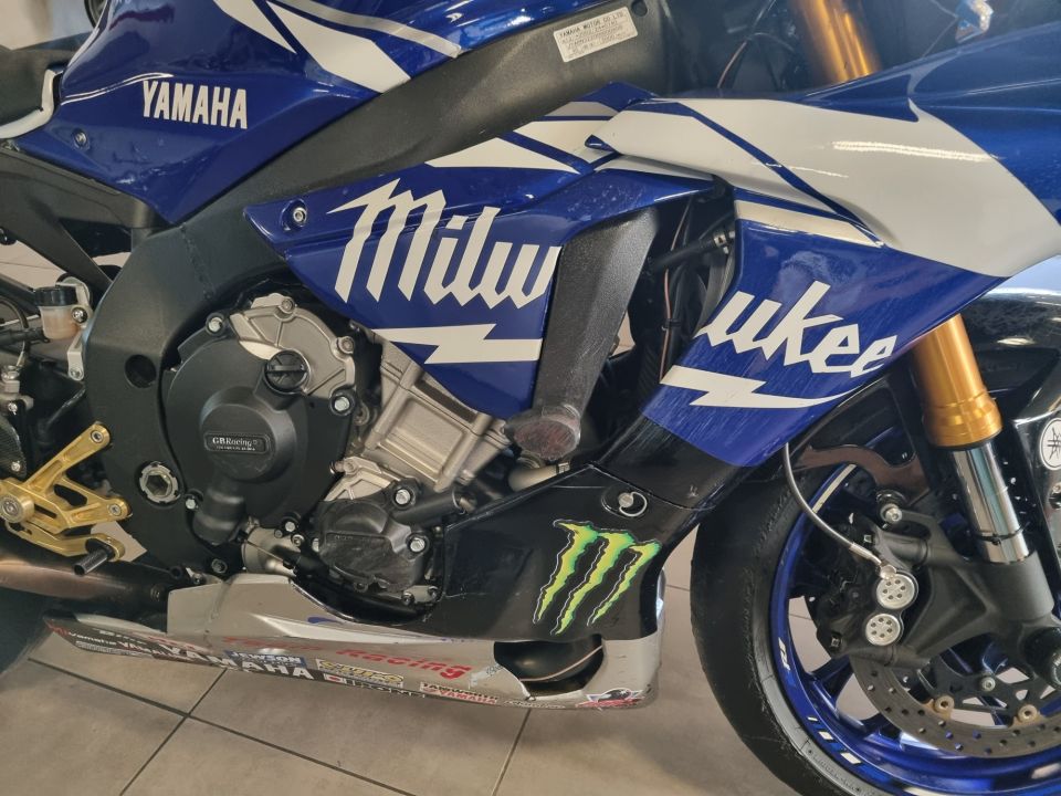 YAMAHA YZF 1000 R1 4