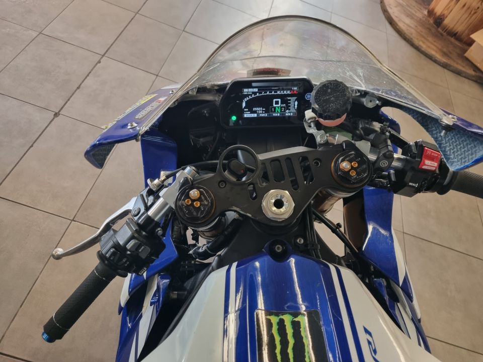 YAMAHA YZF 1000 R1 4