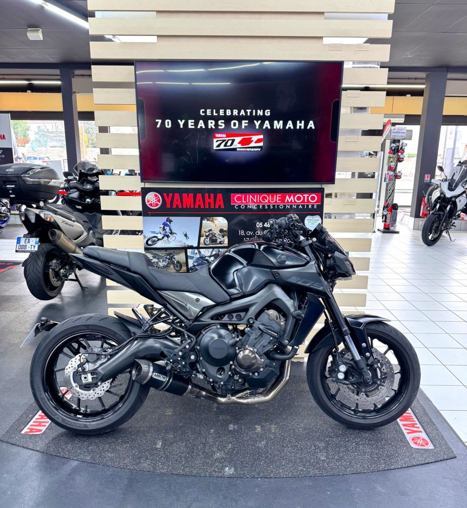YAMAHA MT-09 4