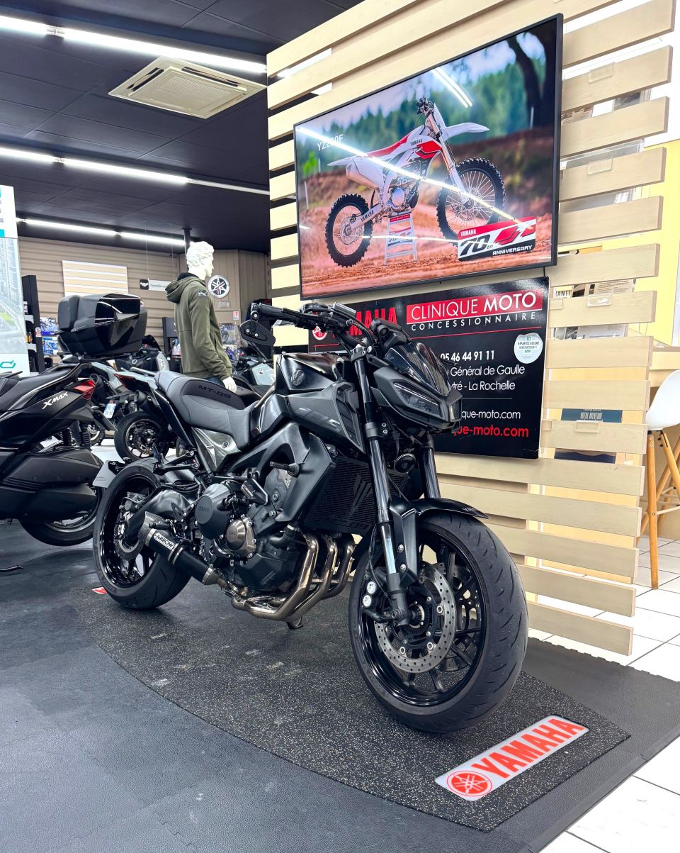 YAMAHA MT-09 4