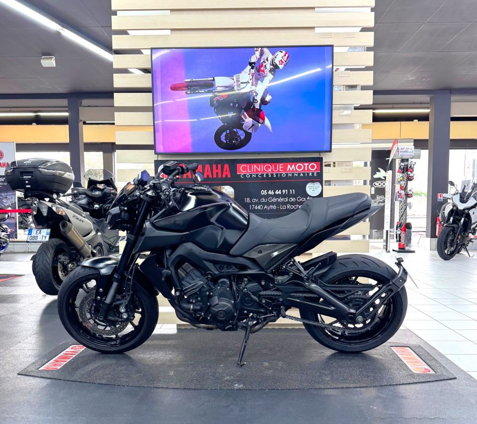 YAMAHA MT-09 4
