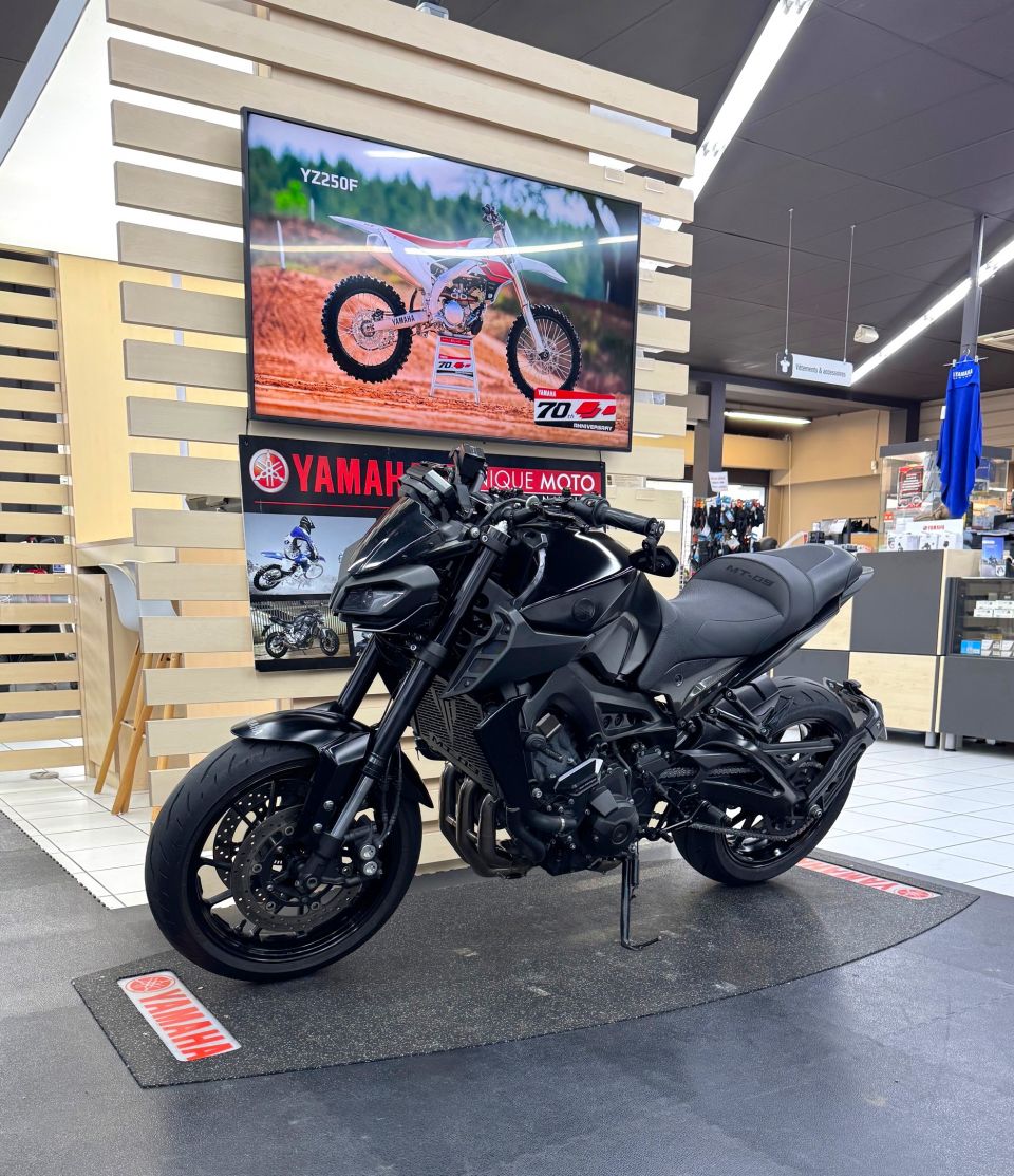 YAMAHA MT-09 4