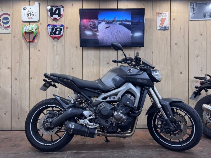 YAMAHA MT-09 4