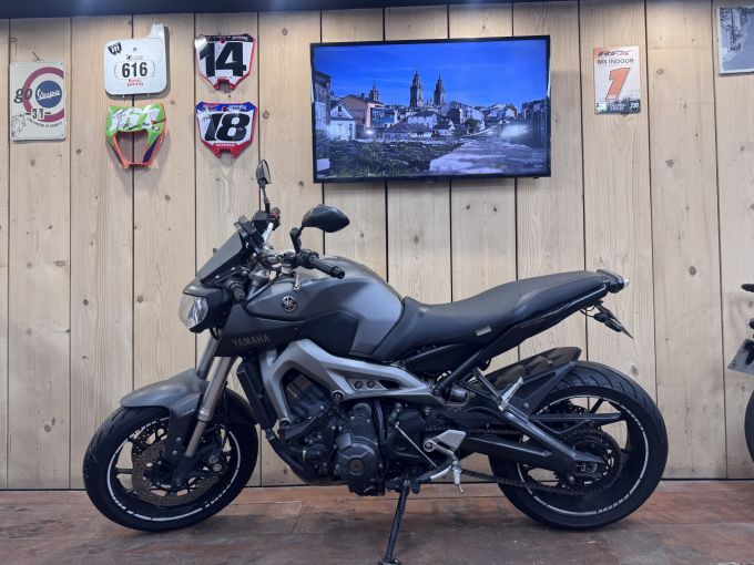 YAMAHA MT-09 4