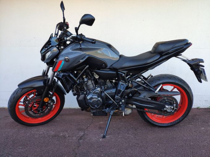 YAMAHA MT-07 4