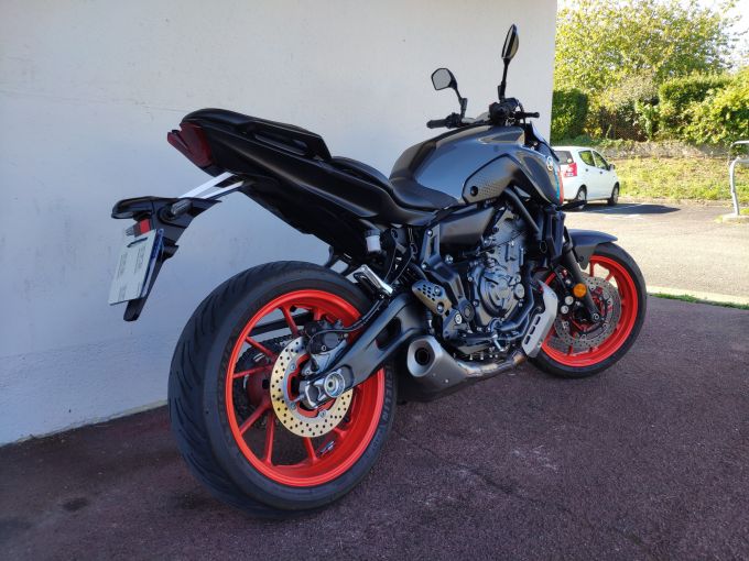 YAMAHA MT-07 4