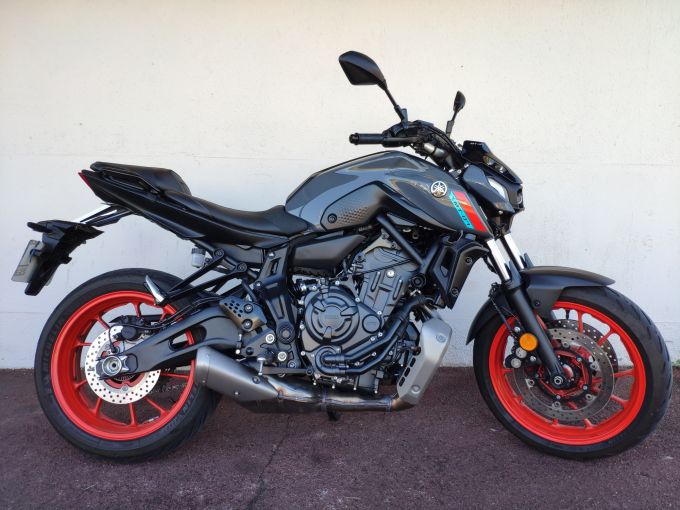 YAMAHA MT-07 4