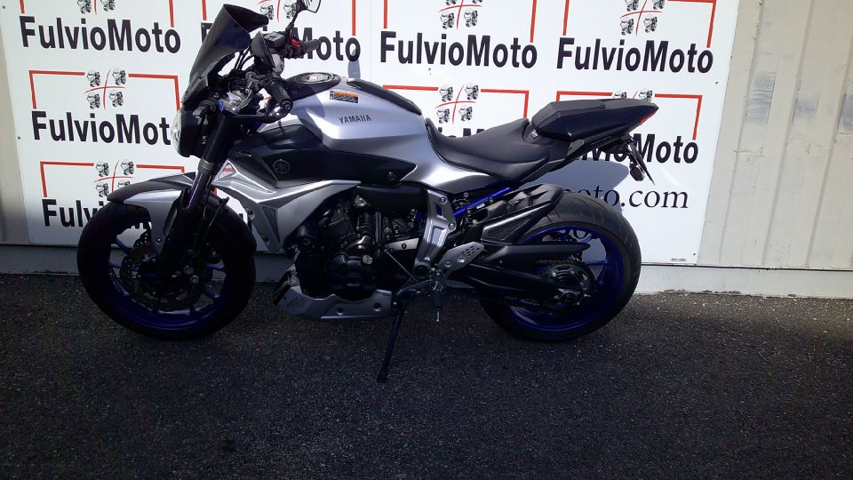 YAMAHA MT-07 4