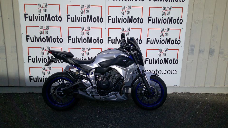 YAMAHA MT-07 4