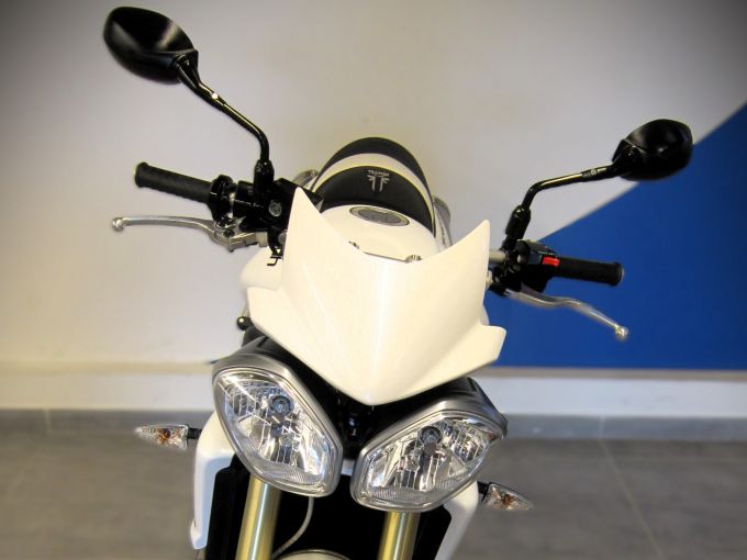 TRIUMPH STREET TRIPLE 675 4