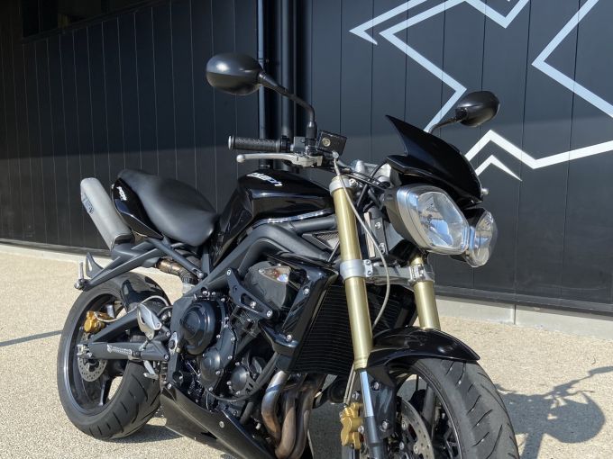 TRIUMPH STREET TRIPLE 675 4