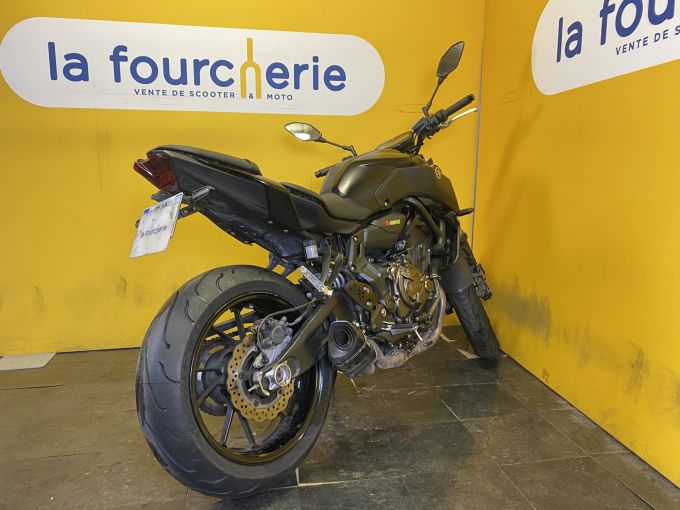 YAMAHA MT-07 4