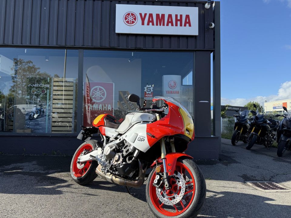 YAMAHA XSR 900 GP 4