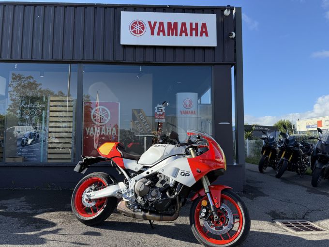 YAMAHA XSR 900 GP 4