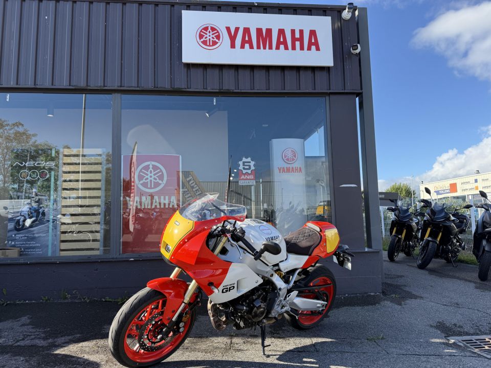 YAMAHA XSR 900 GP 4