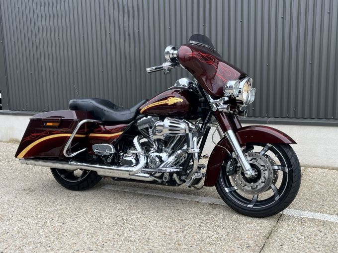 HARLEY-DAVIDSON TOURING STREET GLIDE 1800 CVO 4