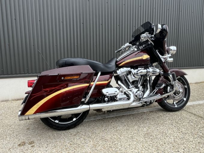 HARLEY-DAVIDSON TOURING STREET GLIDE 1800 CVO 4