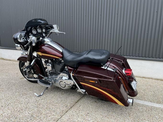 HARLEY-DAVIDSON TOURING STREET GLIDE 1800 CVO 4