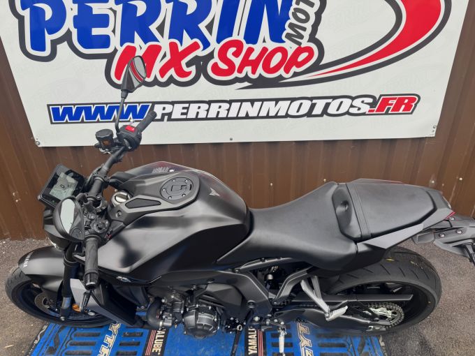 YAMAHA MT-09  Y-AMT 4