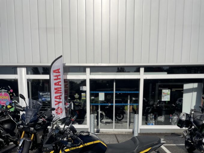 YAMAHA MT-09 4