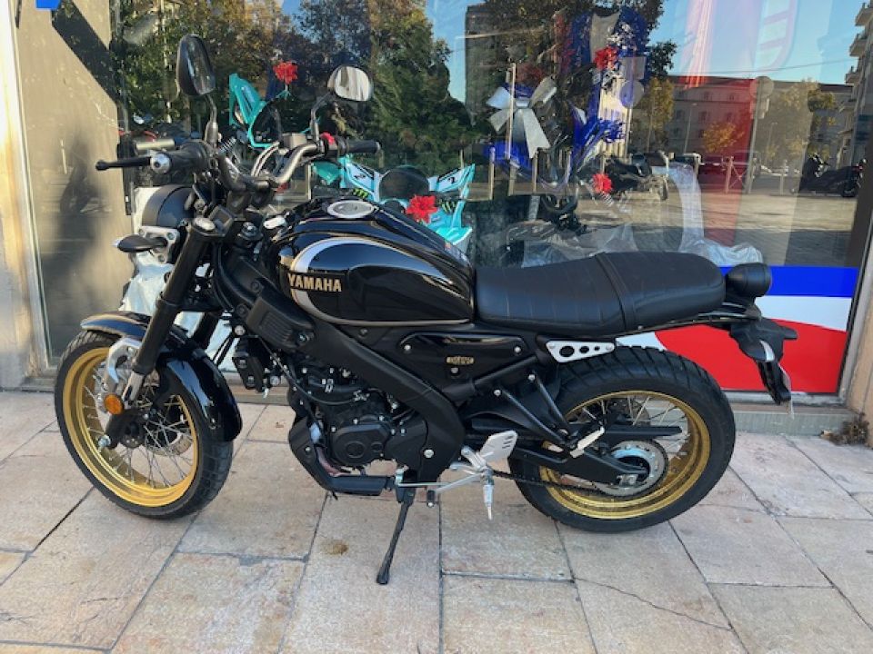 YAMAHA XSR 125 Legacy 4