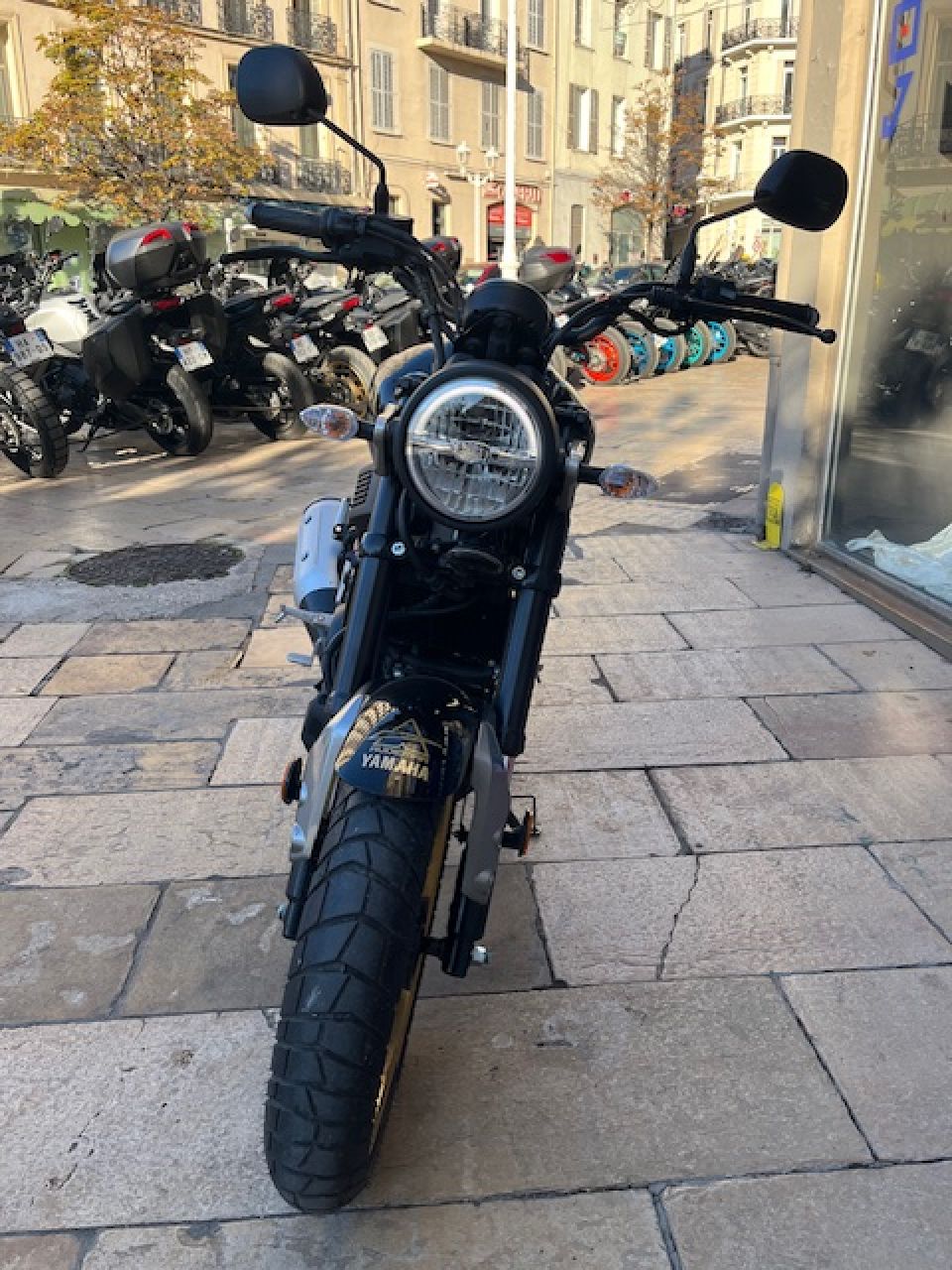 YAMAHA XSR 125 Legacy 4