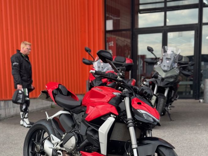 DUCATI STREETFIGHTER V2 4