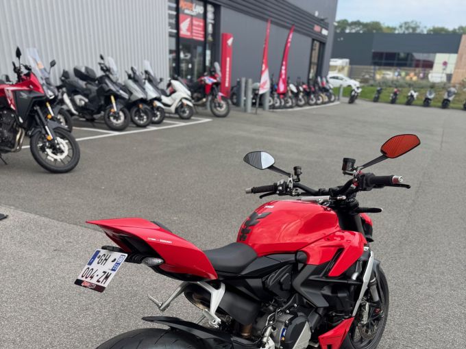 DUCATI STREETFIGHTER V2 4