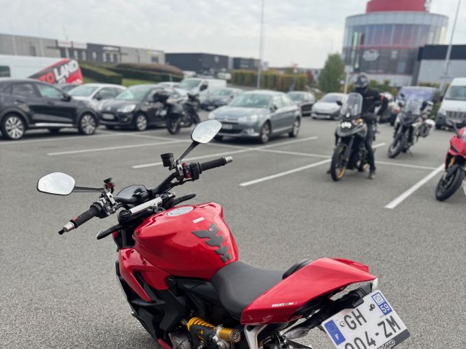 DUCATI STREETFIGHTER V2 4