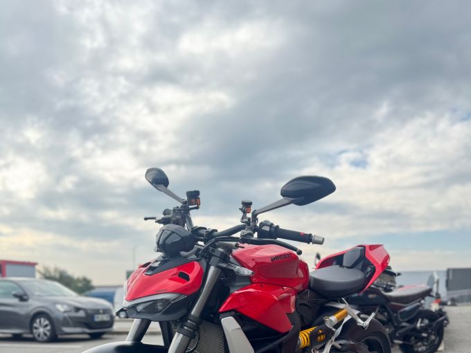 DUCATI STREETFIGHTER V2 4