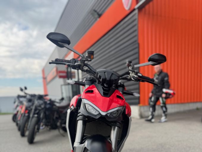 DUCATI STREETFIGHTER V2 4