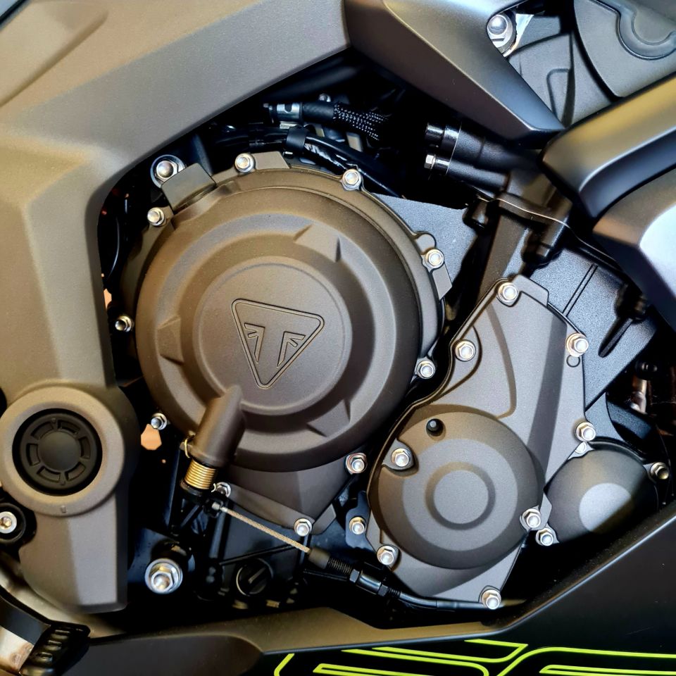 TRIUMPH 	DAYTONA 660 4