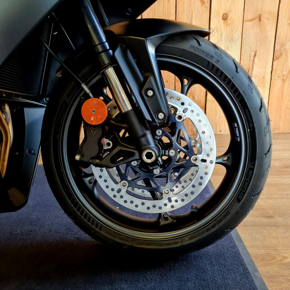 TRIUMPH 	DAYTONA 660 4