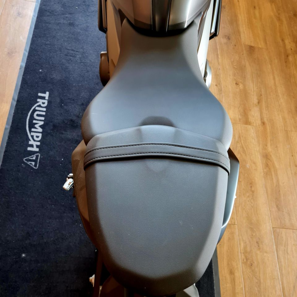 TRIUMPH 	DAYTONA 660 4