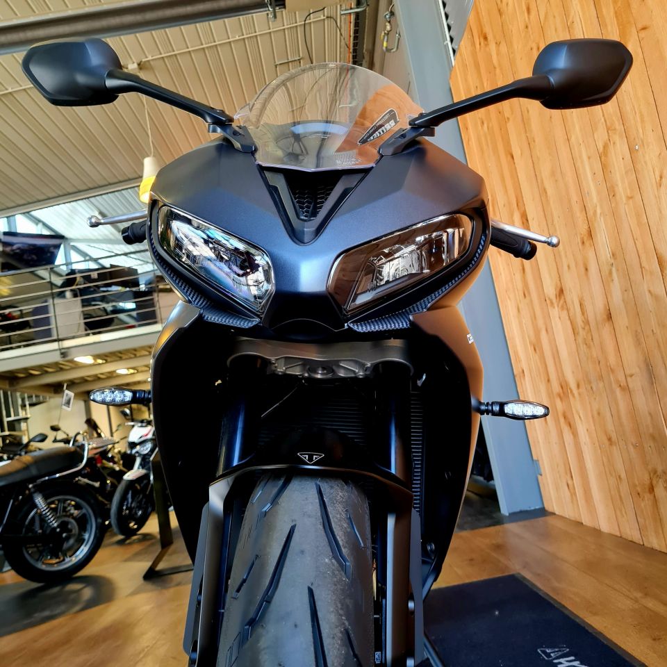 TRIUMPH 	DAYTONA 660 4